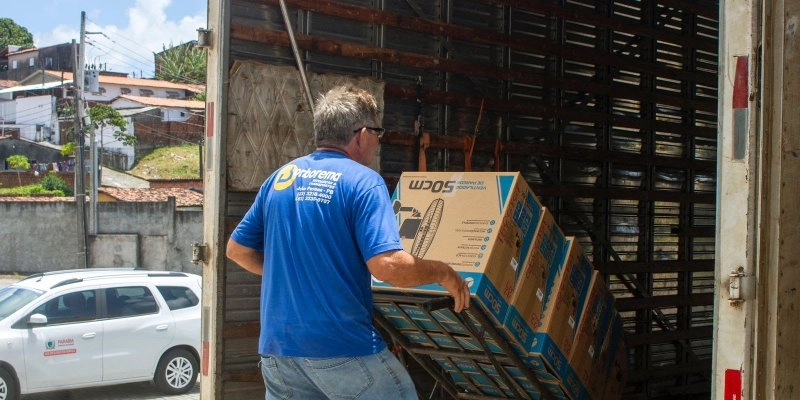 Educação inicia distribuição de equipamentos para mais de 500 escolas da rede estadual de ensino