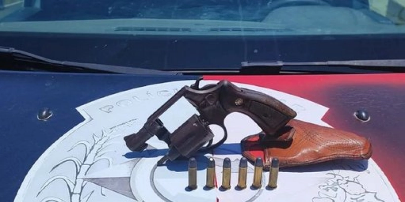 Homem é preso por porte ilegal de arma de fogo durante abordagem da PM, no Sertão