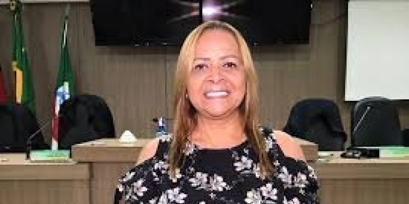 Lana Dantas passa mal durante discurso no Gilbertaço em Sousa e é amparada por André Gadelha