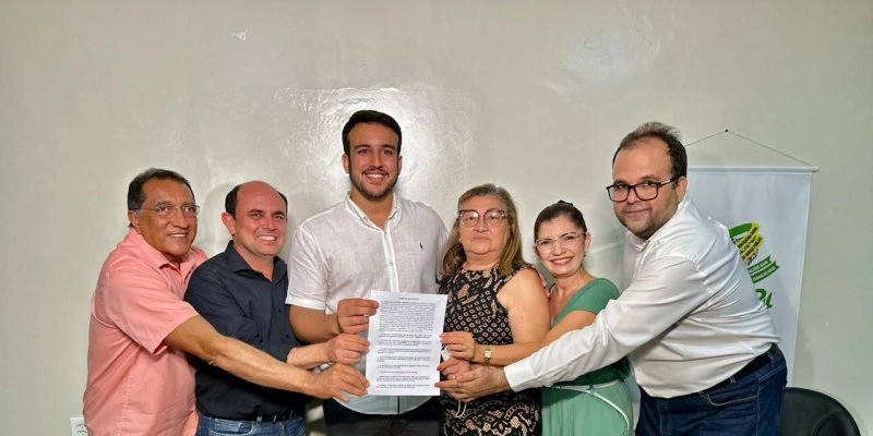 Pedro Feitosa assina termo de compromisso em defesa dos servidores públicos de Pombal