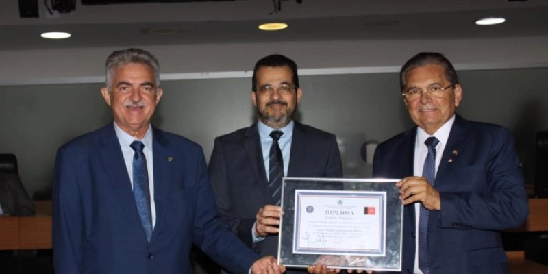 Médico Cássio de Oliveira recebe cidadania paraibana e pessoense durante sessão especial na ALPB