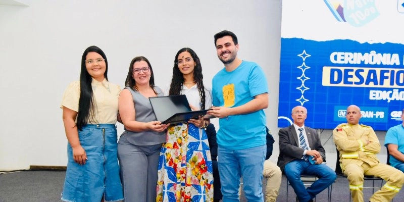 Estudantes da Rede Estadual são premiados com notebooks durante cerimônia em João Pessoa
