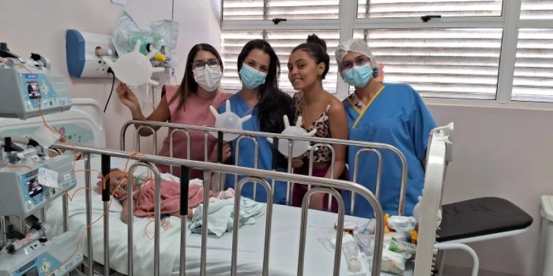 Bebês que recebem alta da UTI pediátrica do Hospital Metropolitano ganham livro contando suas histórias de superação