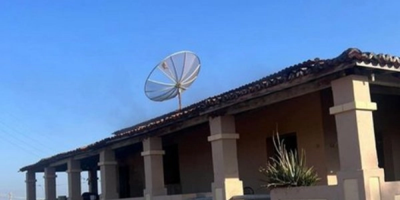 Policiais Militares do 14º Batalhão controlam incêndio em residência na BR-230, em Sousa