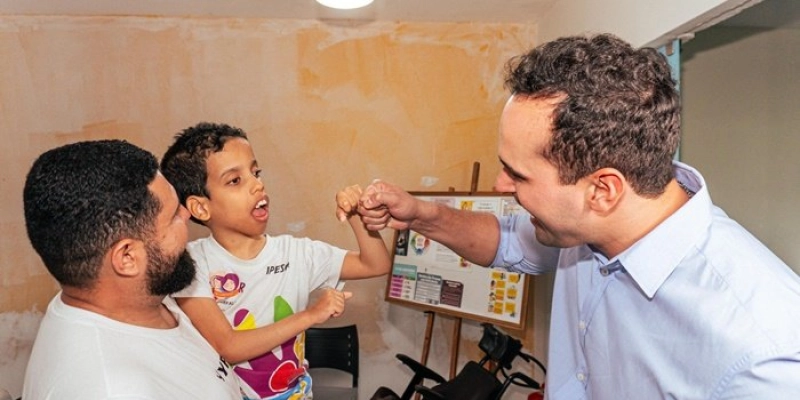Vice-Governador visita Ipesq e acompanha confecção de órteses para crianças com microcefalia