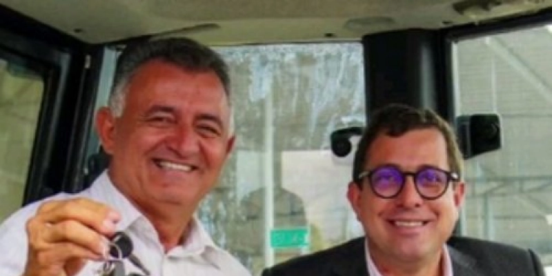 Através de emenda de Gervásio, município de Mataraca conquista nova retroescavadeira