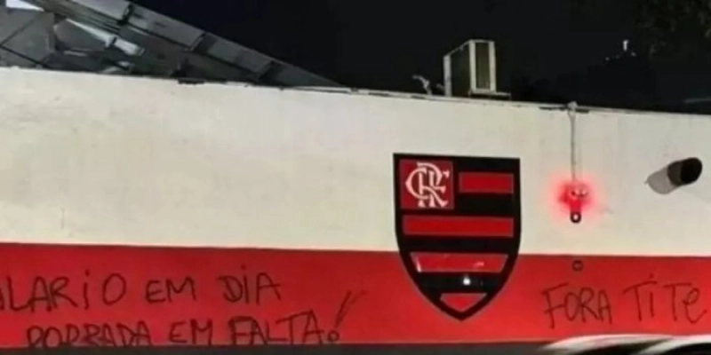 Torcida do Flamengo picha muro da Gávea em protesto a Tite
