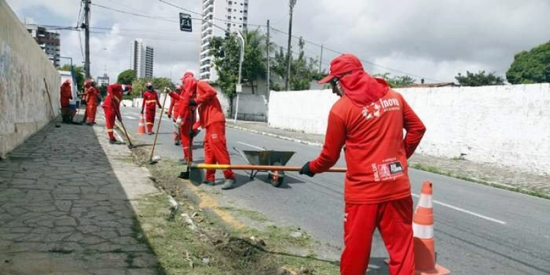 Agentes da Emlur recolhem resíduos diversificados em 13 bairros nesta terça-feira