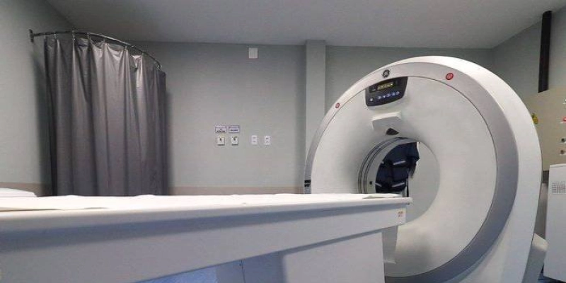 Gervásio Maia comemora chegada de tomógrafo de alta tecnologia no Hospital de Guarabira