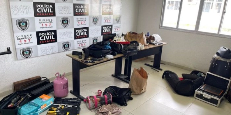 “CHAPOLIM”: Polícia Civil prende casal que furtava objetos de veículos com equipamento que impede travamento de portas