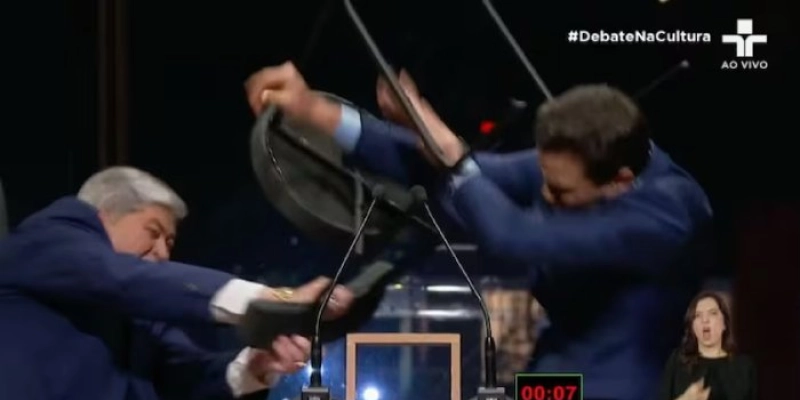Pablo Marçal processa Datena após cadeirada e pede R$ 100 mil