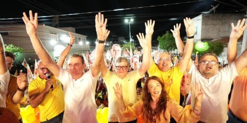 Multidão em Cajazeiras recebe João Azevêdo em comício histórico de apoio a Dr. Pablo e Nil Mendes