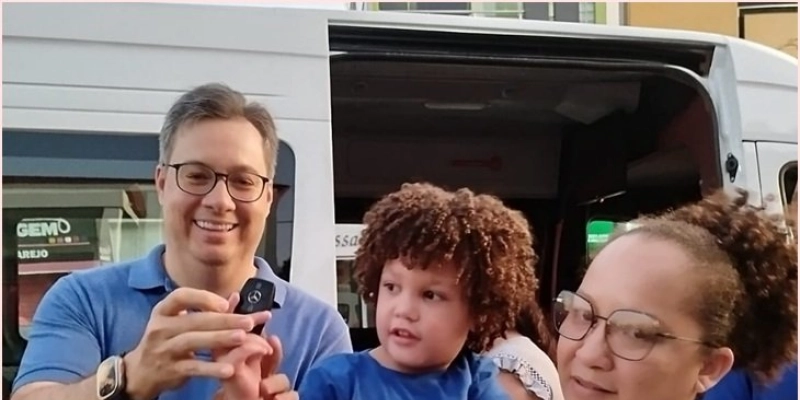 Deputado Júnior Araújo entrega ambulância e vans em Cajazeiras para atendimento a crianças autistas e pacientes com câncer