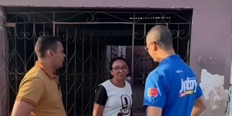 Jutay Meneses ao lado da equipe da Associação Mão Amiga, realiza a entrega de cadeira de rodas em Soledade