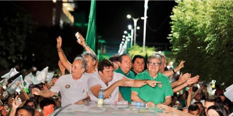 FICOU NA HISTÓRIA: Puxada por Helder, Zé Célio, Tyrone e João, multidão participa do maior Fofa Chão realizado em Sousa