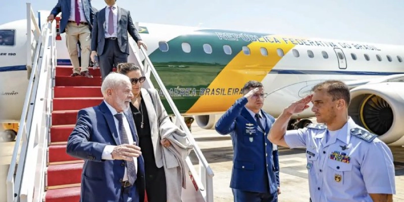  Lula desembarca em Brasília após problema com avião no México