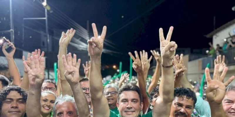 Helder Carvalho e Dr. Zé Célio fazem comício de encerramento e levam multidão às ruas de Sousa