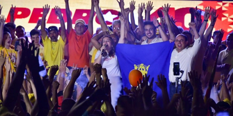 Pollyanna e Pedro arrastam multidão em Pombal: “Vamos mudar essa cidade e fazer a maior e melhor gestão”