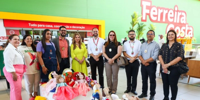 Primeira-dama do Estado participa da abertura de feira no Ferreira Costa na Semana da Criança e destaca importância do espaço para o artesanato