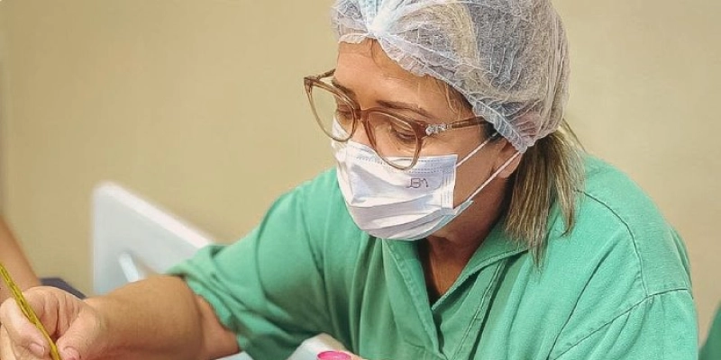 Hospital Regional de Queimadas adota projeto de pintura artística em barrigas de grávidas