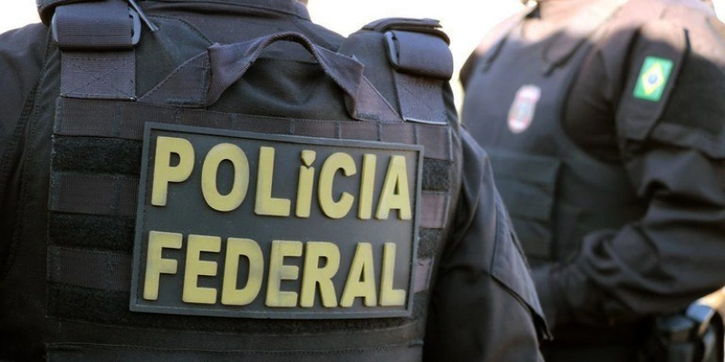Polícia Federal flagra derramamento de panfletos políticos próximo aos principais colégios eleitorais
