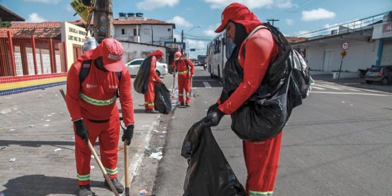 Agentes da Emlur recolhem materiais de campanha eleitoral descartados irregularmente nas ruas