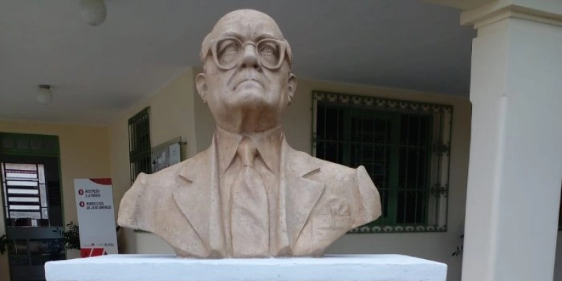 Busto de José Américo de Almeida na FCJA é restaurado