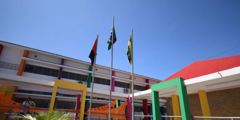 João Azevêdo entrega reforma e ampliação de escolas em Campina Grande e destaca investimentos na Rainha da Borborema