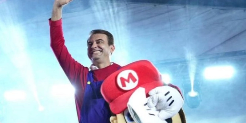 Dia das Crianças em São José de Piranhas tem música, guloseimas e interação com prefeito vestido de Super Mario