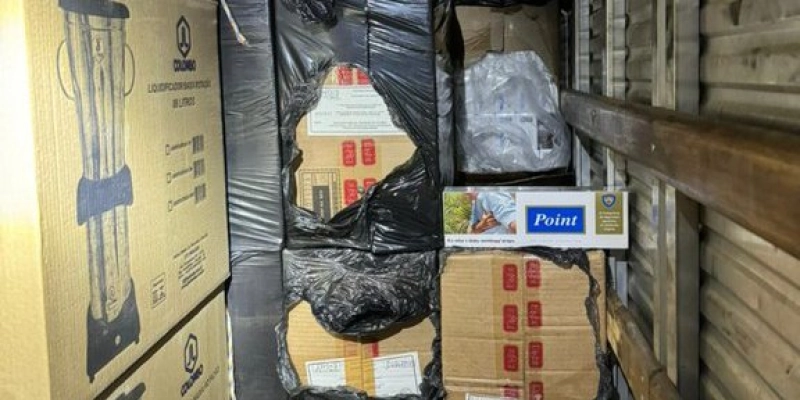 PF apreende caminhão com 300 caixas de cigarros ilegais