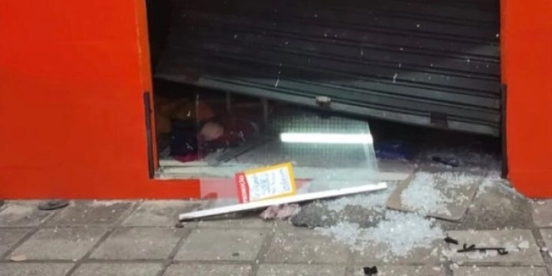 Criminosos invadem loja e furtam roupas e acessórios, nesta madrugada