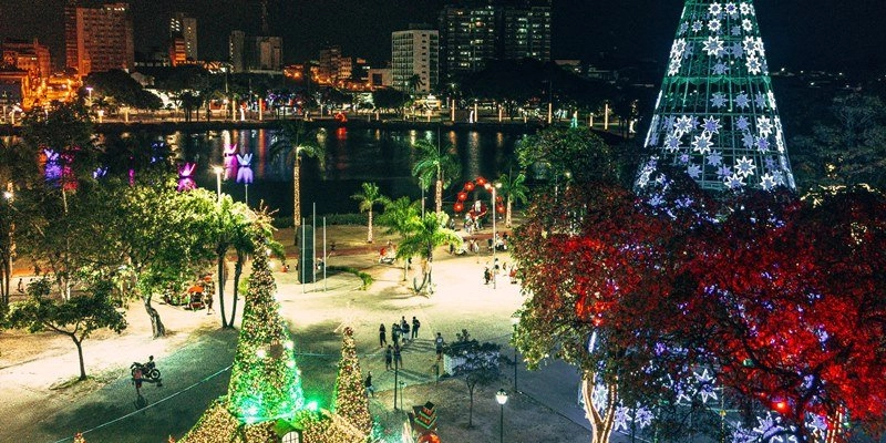 Cícero Lucena e Leo Bezerra destacam beleza da decoração natalina na Capital, com árvore gigante e neve artificial na Lagoa