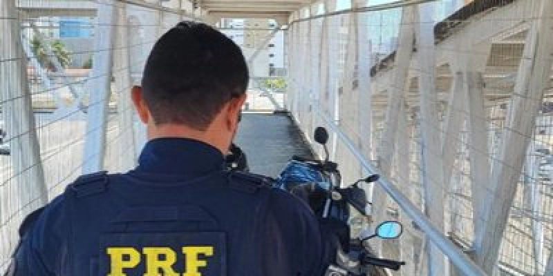Foragido da Justiça por roubo é preso pela PRF ao atravessar passarela de pedestres com motocicleta