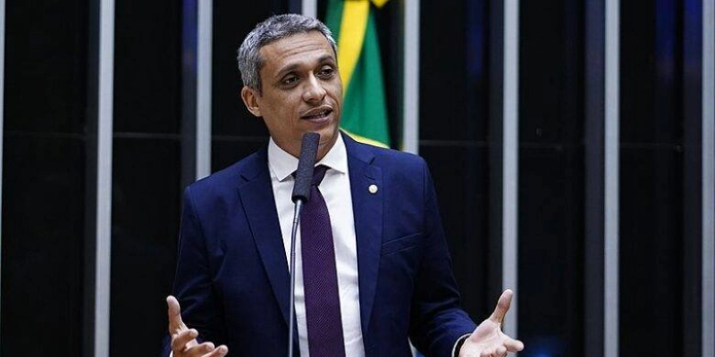 Polícia Federal cumpre mandados do STF de busca e apreensão contra Gustavo Gayer