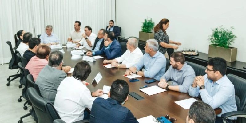 João Azevêdo se reúne com empresários de CG e define investimentos em infraestrutura nos distritos industriais