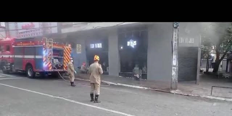 Fogo consome estoque da Loja do Treze no calçadão da Cardoso Vieira; causas estão sob investigação