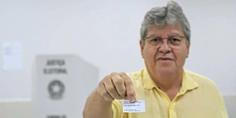 Acompanhado de aliados, João Azevêdo vota e fala sobre importância da união entre Gestões