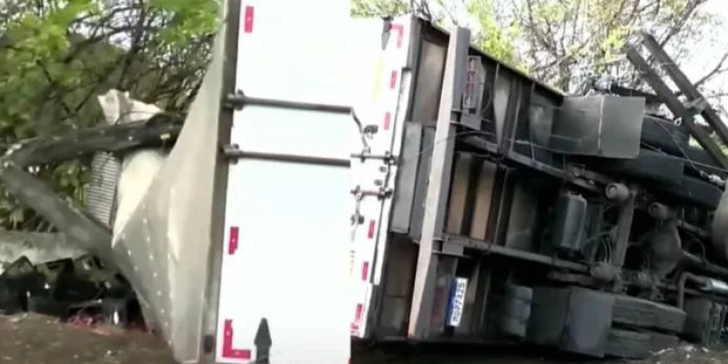 Pane mecânica provoca tombamento de caminhão carregado de batata-doce na BR-230