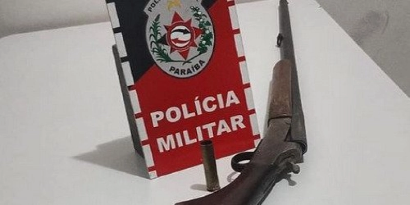 Homem foge pelo matagal durante abordagem policial, e abandona arma de fogo, no Sertão