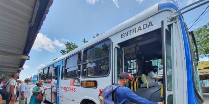 Prefeito concede passe livre para candidatos embarcarem nos ônibus nos dias de provas do Enem 2024