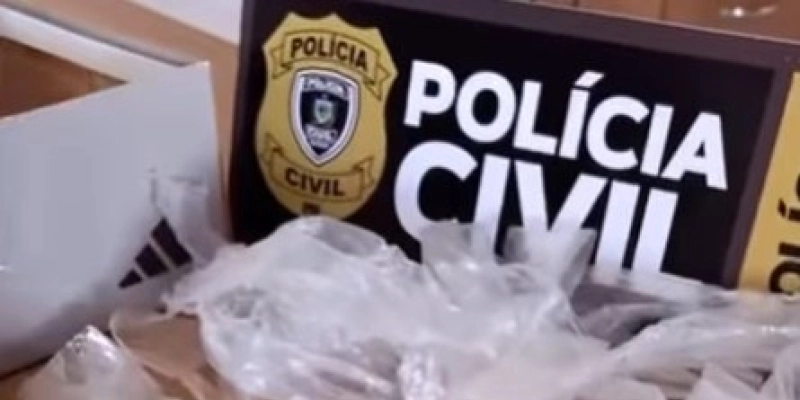 Policiais Civis conduzem, à Delegacia, suspeitos de associação para o tráfico de drogas, em Pombal