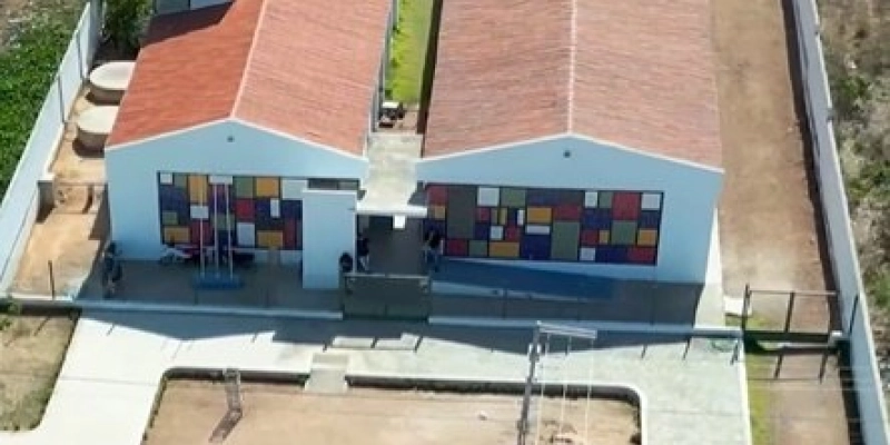 Rua projetada que dá acesso direto a Escola Padrão Antônio Meira de Sá, recebe pavimentação em paralelepípedo, em Aparecida