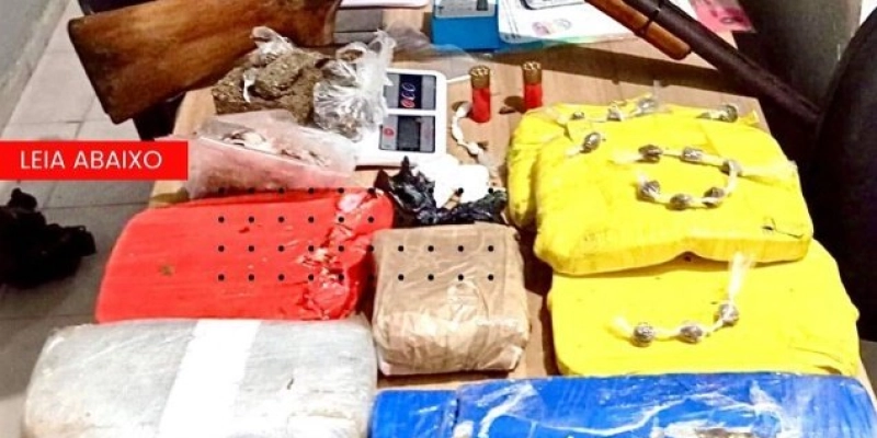 Grande quantidade de drogas e espingarda calibre doze são apreendidas em ação da PM, na cidade de Sousa
