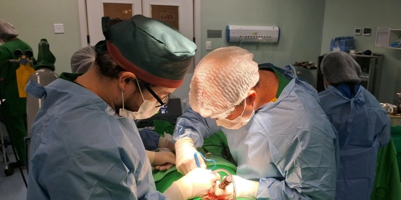 Hospital Metropolitano realiza cirurgia de correção de escoliose idiopática e renova esperança de jovem