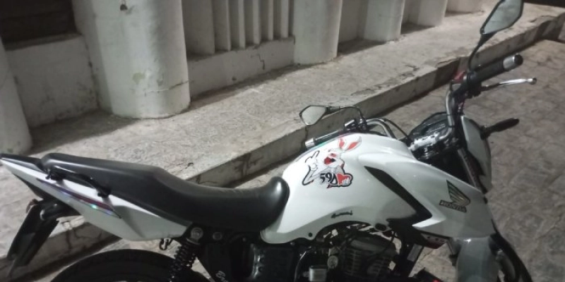 Motociclista é detido por direção perigosa em Praça Pública no Distrito de São Gonçalo, em Sousa