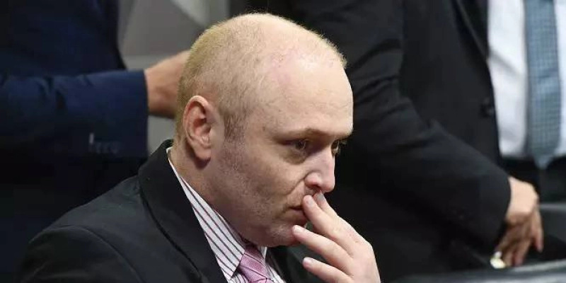 Acusação sem provas contra Bolsonaro leva hacker Walter Delgatti a cumprir pena de prisão