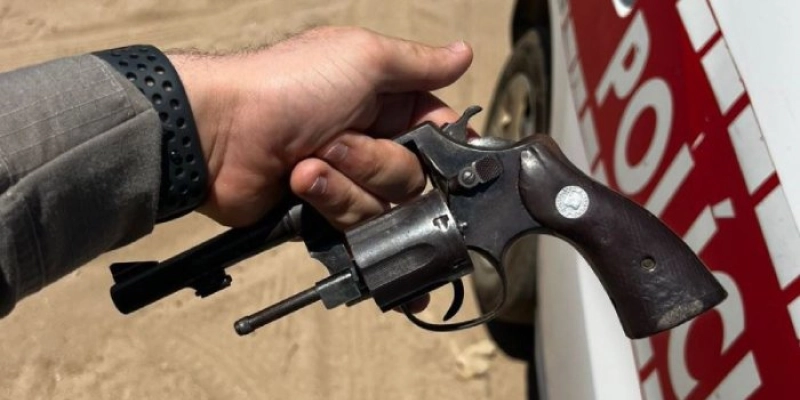Polícia Militar apreende arma e prende acusado de atirar contra carro do próprio irmão