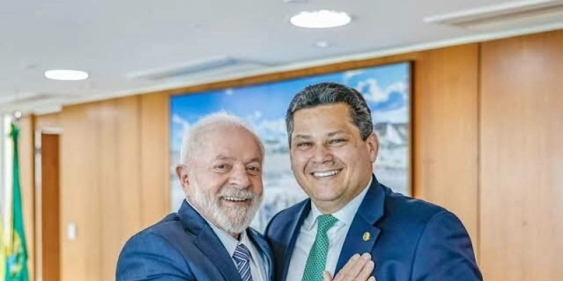 Alcolumbre trai Bolsonaro e fecha vice-presidência do Senado com PT