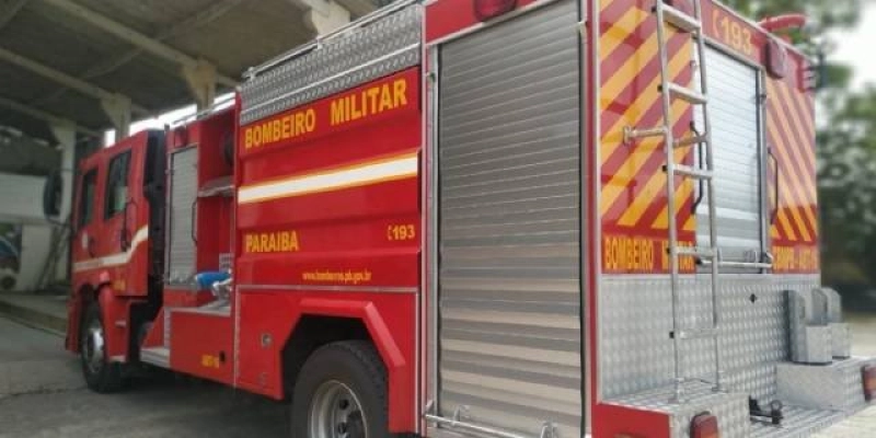 Corpo de Bombeiros controla incêndio de grandes proporções em duas horas no Colinas do Sul na Capital