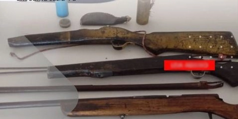 Polícia Militar apreende armas de fogo e materiais ilícitos durante abordagem em Santa Luzia